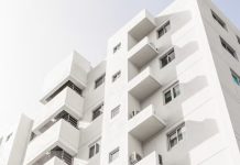 Prédio residencial com apartamentos em condomínio urbano