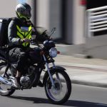 Motoboys são obrigados a subir até apartamentos de clientes? Nova lei no RS define como deve ser o procedimento