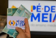 Estudante consulta o aplicativo com informações sobre o programa Pé de Meia