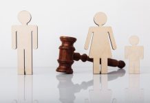 Pensão alimentícia termina aos 18 anos? Entenda quando a Justiça pode manter o pagamento Responsável realiza pagamento de pensão alimentícia por transferência bancária