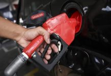 Projeto pode acabar com diferença no preço da gasolina para quem paga no Pix