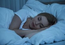Hábito comum antes de dormir pode aumentar o risco de demência; entenda o que dizem os estudos Pessoa utiliza o celular na cama antes de dormir, hábito que pode prejudicar a qualidade do sono