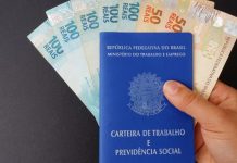 Trabalhador consulta informações sobre o seguro-desemprego após demissão sem justa causa
