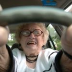 Será que sua CNH está em risco? Nova regra acende alerta para motoristas mais velhos e avaliação pode mudar o direito de dirigir CNH para idosos tem regras específicas de renovação e avaliações mais criteriosas após os 70 anos.