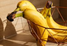 Não é na geladeira nem junto de outras frutas: veja como guardar bananas para retardar o amadurecimento