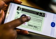 Motorista cai em blitz, agente pede a CNH e ele diz que deixou a carteira em casa; quando apresenta a versão digital, descobre se documento é aceito