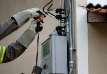 Moradora recebe R$ 10 mil após ter energia cortada por dívida de conta antiga Moradora recebe R$ 10 mil após ter energia cortada por dívida de conta antiga