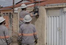 Família tem energia cortada por falta de pagamento e vai receber R$ 20 mil de indenização