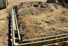 Casal encontra fundação da casa vizinha sob o quintal durante reforma e descobre problema que pode afetar a construção da residência Casal encontra fundação da casa vizinha sob o quintal durante reforma e descobre problema que pode afetar a construção