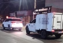 homens tiros canoas