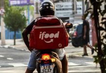 Após economizar, motoboy compra moto usada por R$ 22 mil, divide em 54 vezes de R$ 710 e na terceira parcela câmbio trava na sinaleira durante entrega Após economizar, motoboy compra moto usada por R$ 22 mil, divide em 54 vezes de R$ 710 e na terceira parcela câmbio trava na sinaleira durante entrega