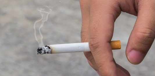 Novas regras ampliam as restrições ao consumo de produtos fumígenos em determinados espaços públicos.