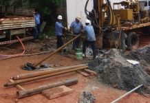 Morador de 72 anos contrata empresa para fazer poço artesiano no quintal, mas fiscalização encontra obra sem licença, aplica duas multas e apreende maquinário Morador de 72 anos contrata empresa para fazer poço artesiano no quintal, mas fiscalização encontra obra sem licença, aplica duas multas e apreende maquinário