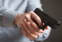 Projetos de lei em análise no Congresso ampliam a discussão sobre o porte de arma para novas categorias profissionais.