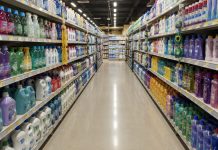 Anvisa proíbe supermercados e lojas de vender 12 produtos de limpeza, manda recolher unidades e consumidores devem conferir a lista supermercados