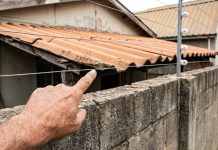 Homem apoia telhado na cerca elétrica da casa do vizinho há 30 anos e Justiça precisa decidir se o uso prolongado garante algum direito Homem apoia telhado na cerca elétrica da casa do vizinho há 30 anos e Justiça precisa decidir se o uso prolongado garante algum direito