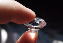 Mulher compra bolsa por apenas R$ 40, encontra diamante de 3 quilates escondido no forro e Justiça garante que cliente poderá ficar com o achado após um ano de buscas pelo dono da joia Mulher compra bolsa por apenas R$ 40, encontra diamante de 3 quilates escondido no forro e Justiça garante que cliente poderá ficar com o achado após um ano de buscas pelo dono da joia