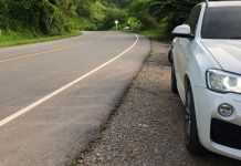 Para atender ligação, motorista para no acostamento e acaba sendo multado mesmo alegando que o carro não estava se movendo e por isso não deveria se enquadrar em uso de celular na direção Para atender ligação, motorista para no acostamento e acaba sendo multado mesmo alegando que o carro não estava se movendo e por isso não deveria se enquadrar em uso de celular na direção