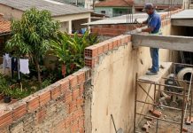 Moradores retornam de viagem e descobrem que vizinho aumentou o muro, tirando parte do sol do quintal; Casal pede que a obra seja desfeita e indenização na Justiça