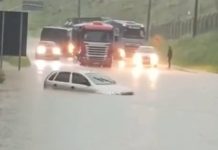 Carro fica submerso ao tentar atravessar alagamento na BR-116 carro submerso br-116 caxias do sul