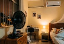 Ventilador a noite inteira ou ar-condicionado por 2 horas: eletricista faz a conta e revela o que pesa menos