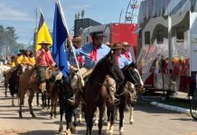 “Aqui se faz tradicionalismo”: centenas de cavalarianos e cavalarianas se reúnem no Desfile Farroupilha em Canoas desfile farroupilha canoas