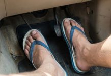 Dirigir de chinelo pode resultar em multa quando o calçado não oferece firmeza ou prejudica o acionamento dos pedais.