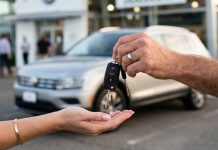 Homem de 65 anos dá carro de luxo à namorada de 22, se arrepende após briga e tenta recuperar o veículo; Justiça é acionada e resposta surpreendeu