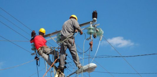 Eletricista que perdeu dedos após sofrer descarga elétrica receberá indenização de R$ 1,7 milhão.