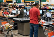 Gigantes de supermercados e farmácias começam a abandonar a escala 6x1; veja quem já mudou