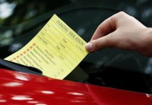 Estacionar em frente à própria garagem pode gerar multa e remoção do veículo, mesmo quando o imóvel pertence ao motorista.