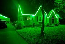 Colocou fita de LED do lado de fora de casa? Um detalhe pode evitar que ela estrague antes da hora Fita de LED para área externa precisa de vedação adequada para resistir à chuva e à umidade.