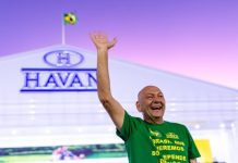 "O dinheiro te dá liberdade": dono de fortuna estimada em R$ 11,9 bilhões, Luciano Hang diz que nunca comprou Rolex, usa marcas populares e prefere andar de Fiat amarelo, mas classifica aeronaves como ferramentas de trabalho