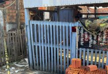 Mulher morre após incêndio destruir três casas em Canoas Incêndio destruiu três residências no bairro Mathias Velho, em Canoas, nesta sexta-feira (25).