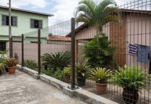 “Fomos viajar e voltamos com essa mudança obrigatória”: vizinho troca muro por cerca metálica enquanto casal estava fora e acaba com a privacidade do terreno; veja o que pode acontecer "Fomos viajar e voltamos com essa mudança obrigatória": vizinho troca muro por cerca metálica enquanto casal estava fora e acaba com a privacidade do terreno; veja o que pode acontecer