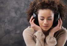 Ouvir música enquanto espera pode ser uma maneira de ocupar a atenção e tornar momentos de espera menos monótonos.