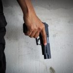 Projeto que amplia o porte de arma para nove categorias de servidores avançou na Câmara dos Deputados.