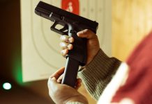 Proposta sobre porte de arma pode ampliar o direito para nove categorias profissionais no Brasil.