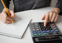 Só existem números 5 nesta conta, mas quase todo mundo erra o resultado de 5 + 5 × 5 – 5 ÷ 5