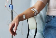 Funcionária falta ao trabalho para fazer quimioterapia, é demitida e acaba recebendo R$ 1,1 milhão Funcionária falta ao trabalho para fazer quimioterapia, é demitida e acaba recebendo R$ 1,1 milhão