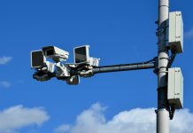 Radares com inteligência artificial conseguem identificar motoristas e passageiros sem cinto e outras infrações de trânsito.