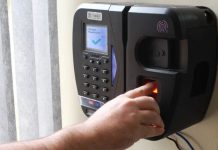Funcionário esquece de bater o ponto na saída e encontra horário lançado pelo RH no dia seguinte; veja quando a correção é permitida Funcionário esquece de bater o ponto na saída e encontra horário lançado pelo RH no dia seguinte; veja quando a correção é permitida