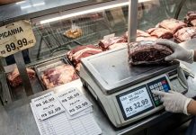 Açougueira queria ajudar 'os mais chegados' no supermercado, pesava bifes de coxão mole com código de paleta, mas foi pega trocando códigos de carnes e se deu mal ao tentar escapar da justa causa