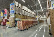 Depois de fechar 28 lojas e demitir quase 7 mil funcionários, gigante dos supermercados muda de nome supermercados