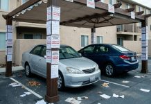 Homem instala cobertura para proteger carros na vaga de garagem, mas vizinho reclama e condomínio aplica multa