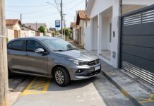 Sempre em busca de facilidade, morador estaciona carro na mesma vaga há 15 anos na frente de casa, novo vizinho chega, coloca portão no local e inicia disputa pela vaga na rua Sempre em busca de facilidade, morador estaciona carro na mesma vaga há 15 anos na frente de casa, novo vizinho chega, coloca portão no local e inicia disputa pela vaga na rua