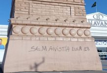 Luciano Hang oferece R$ 10 mil para descobrir quem pichou monumento de loja; câmeras registraram a ação Luciano Hang anunciou recompensa de R$ 10 mil após pichação em uma estátua da Havan em Natal, no Rio Grande do Norte.