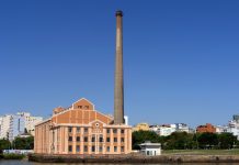 Antiga Usina do Gasômetro, em Porto Alegre, preserva a memória industrial da cidade e abriga um centro cultural às margens do Guaíba.