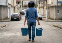 Por 11 meses, moradora carrega baldes de água enquanto prefeitura registra como concluída obra de R$ 420 mil que deveria abastecer o bairro