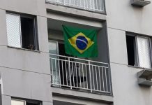 Família coloca Bandeira do Brasil na varanda, recebe multa de R$ 1.166 e vai à Justiça contra condomínio